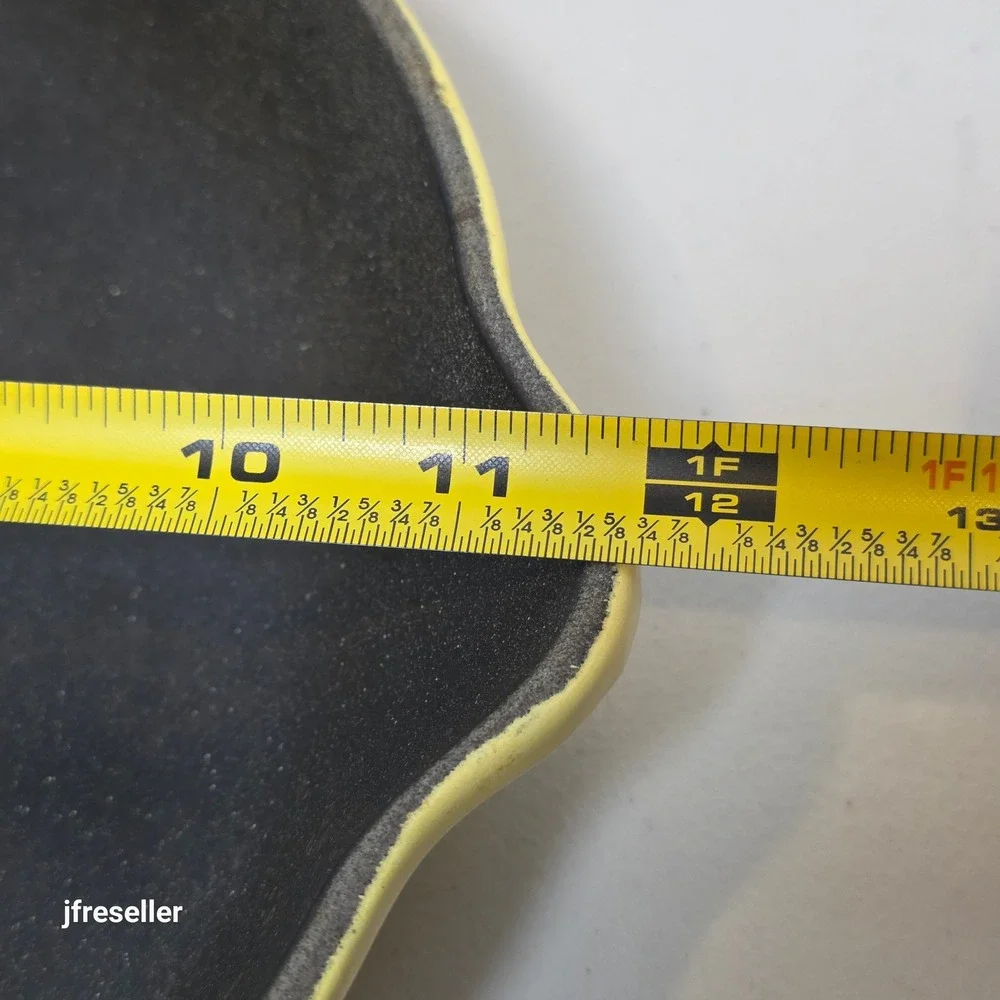 Le Creuset Yellow Enameled Cast Iron Skillet 10.5 Inch Frying Pan Pour Spouts